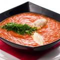 Студена доматена супа със сметана и босилек