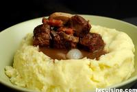 Говеждо по бургундски върху канапе от картофено пюре сн.fxcuisine.com Говеждо по бургундски върху канапе от картофено пюре